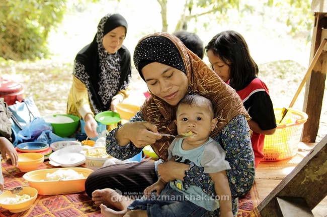 Azhar pon makan pulut durian.