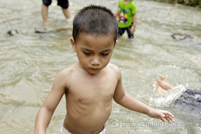 Bawah kebun, ada plak anak sungai mengalir jernih... perghhh anak-anak semua tadak tahan!