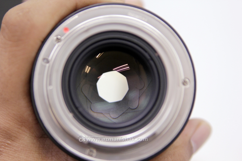 Aperture blade yang bersih dan tidak berminyak serta tiada fungus.