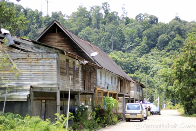 Deretan kedai usang di tebing Lubok Paku, Sungai Pahang, Maran, Pahang.