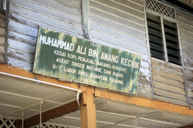 Ini barang RARE. Signboard yang masih kekal kat deretan kedai kat Lubuk Paku ni.