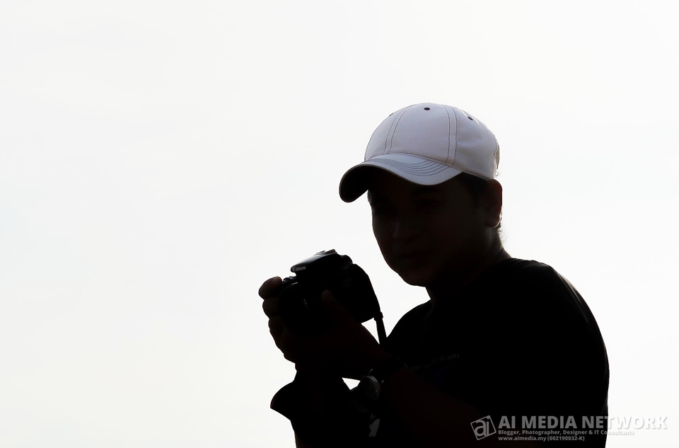 Lelaki "50mm" disebalik bayang-bayang. hehehehe..