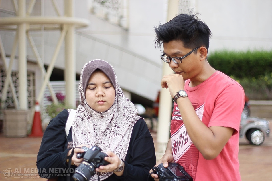 Cikgu Tarmizi Shukri memberi penerangan kepada studentnya hehehe..