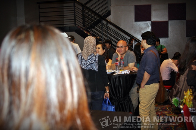 Aiseymen... tiba-tiba muncul plak awek ni lalu depan lens...