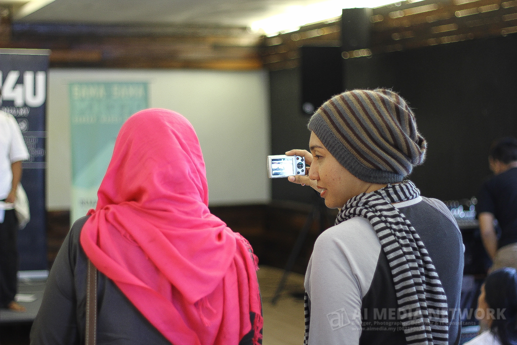 Dari apa yang aku perhatikan, mereka sangat akrab antara penyajak-penyajak yang hadir. Seolah satu komuniti sama seperti blogger.