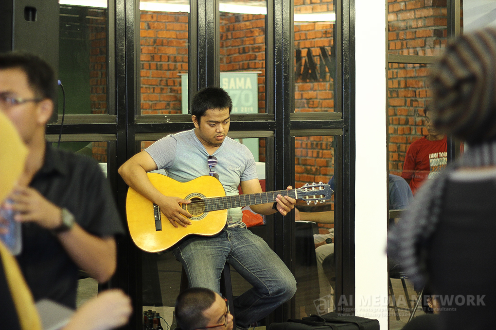 Brader ni prektis dulu. Tuning siap-siap. Lepas ni nak perform.